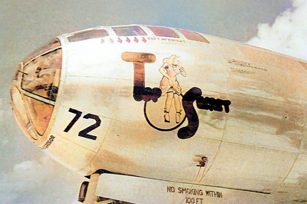 B-29「トップシークレット」。原記事によると Richard Campbell 著『The Silverplate Bombers』の写真に自動色付けしたもの。実際の機体の色は銀色。
