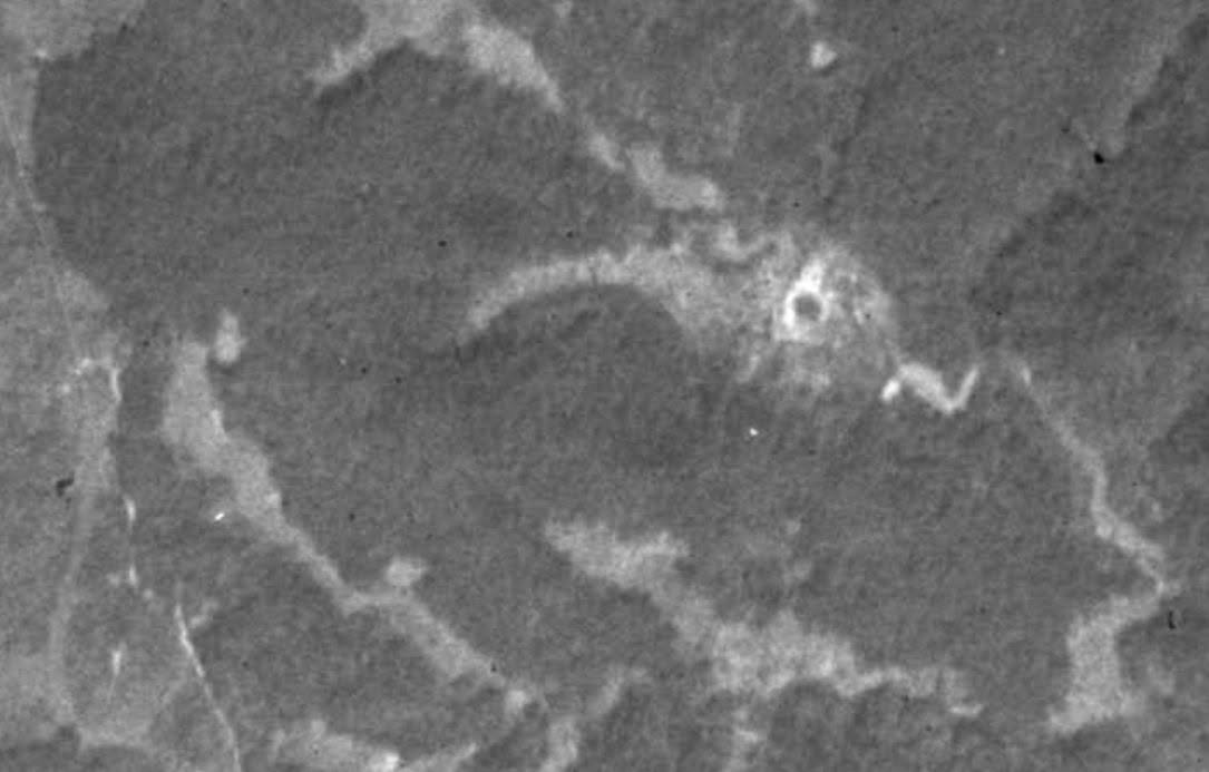 原記事掲載の航空写真・着弾地の調査資料。国土地理院の地図・空中写真閲覧サービスで公開されている米軍撮影写真を参照。(2/3)